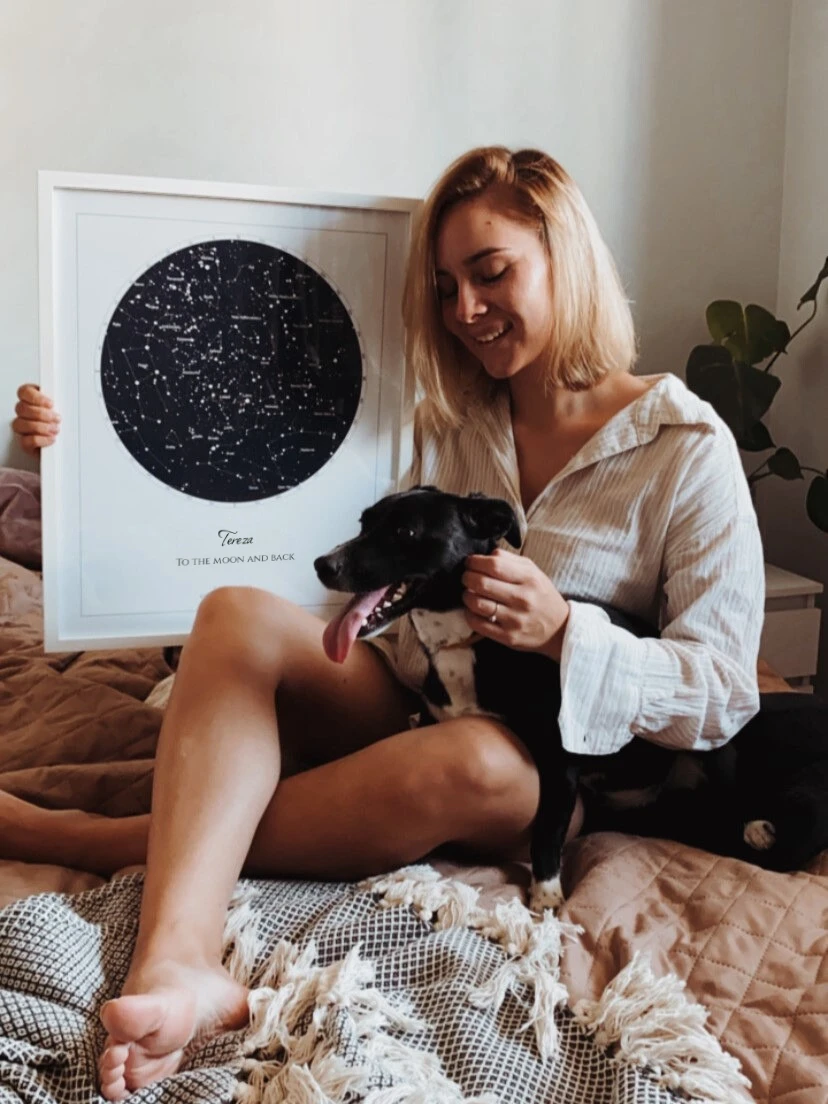 Personalizovaná mapa nebe v den narození ve stylovém dřevěném rámu.