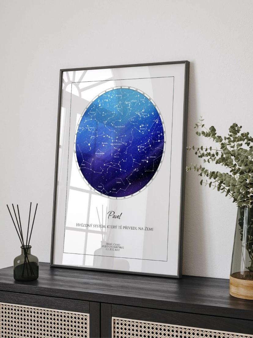 Neopakovatelné postavení hvězd v den narození zobrazené na modrém pozadí obsahující 2000 hvězd.