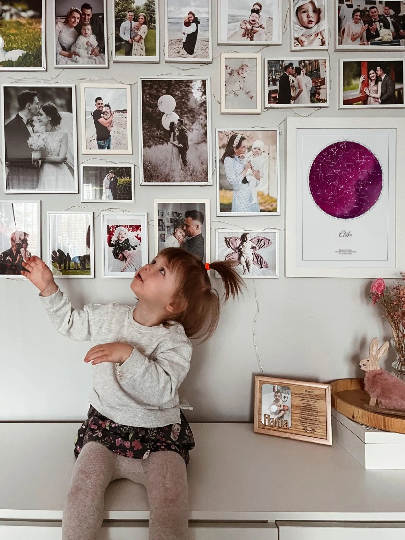 Hvězdná mapa rodiny ukazující hvězdy v den narození jako dárek k 1. roku.